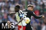 06.04.2024, Fussball 2. Bundesliga 2023/2024, 28. Spieltag, Hamburger SV - 1. FC Kaiserslautern, im Volksparkstadion Hamburg. (L-R) Bakery Jatta (Hamburg) gegen Julian Niehues (Kaiserslautern)


