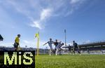 06.04.2024, Fussball 3. Liga 2023/2024, 32.Spieltag, TSV 1860 Mnchen - FC Viktoria Kln, im Stadion an der Grnwalder Strasse Mnchen,  Zweikampf um den Ball, mitte: Fynn Lakenmacher (TSV 1860 Mnchen) 


