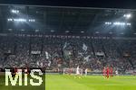 12.04.2024, Fussball 1. Bundesliga 2023/2024, 29.Spieltag, FC Augsburg - 1.FC Union Berlin, in der WWK-Arena Augsburg, Augsburger Fans hinter dem Tor. 


