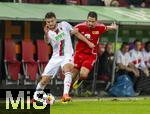 12.04.2024, Fussball 1. Bundesliga 2023/2024, 29.Spieltag, FC Augsburg - 1.FC Union Berlin, in der WWK-Arena Augsburg, v.li: Maximilian Bauer (FC Augsburg) gegen Rani Khedira (Union Berlin) 


