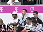 13.04.2024, Fussball 1. Bundesliga 2023/2024, 29.Spieltag, FC Bayern Mnchen - 1.FC Kln, in der Allianz-Arena Mnchen.  v.l. Serge Gnabry (FC Bayern Mnchen) und Torwart Manuel Neuer (FC Bayern Mnchen) auf der Tribne


