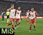 17.04.2024,  Fussball UEFA Championsleague 2023/2024: Viertelfinale,  FC Bayern Mnchen - FC Arsenal London, in der Allianz-Arena Mnchen. Joshua Kimmich (FC Bayern Mnchen) jubelt mit seinen KOllegen, v.l. Joshua Kimmich (FC Bayern Mnchen), Noussair Mazraoui (FC Bayern Mnchen), und Jamal Musiala (FC Bayern Mnchen) 

