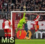 17.04.2024,  Fussball UEFA Championsleague 2023/2024: Viertelfinale,  FC Bayern Mnchen - FC Arsenal London, in der Allianz-Arena Mnchen. Torwart Manuel Neuer (mitte, FC Bayern Mnchen) streckt sich zum Ball.

