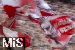 27.04.2024, Fussball 1. Bundesliga 2023/2024, 31.Spieltag, FC Bayern Mnchen - Eintracht Frankfurt, in der Allianz-Arena Mnchen.  Bayernfans schwenken ihre Flaggen 

