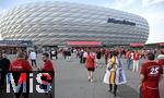 30.04.2024,  Fussball UEFA Championsleague 2023/2024: Halbfinale,  FC Bayern Mnchen - Real Madrid, in der Allianz-Arena Mnchen.  Fans von FC Bayern Mnchen und Real Madrid auf dem Weg ins Stadion


