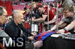 30.04.2024,  Fussball UEFA Championsleague 2023/2024: Halbfinale,  FC Bayern Mnchen - Real Madrid, in der Allianz-Arena Mnchen.  Arjen Robben macht gibt Autogramme


