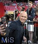 30.04.2024,  Fussball UEFA Championsleague 2023/2024: Halbfinale,  FC Bayern Mnchen - Real Madrid, in der Allianz-Arena Mnchen.  Arjen Robben macht Selfies mit den Fans



