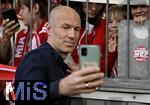 30.04.2024,  Fussball UEFA Championsleague 2023/2024: Halbfinale,  FC Bayern Mnchen - Real Madrid, in der Allianz-Arena Mnchen.  Arjen Robben macht Selfies mit den Fans


