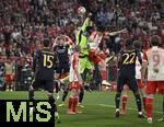 30.04.2024,  Fussball UEFA Championsleague 2023/2024: Halbfinale,  FC Bayern Mnchen - Real Madrid, in der Allianz-Arena Mnchen.  (L-R) Torwart Andriy Lunin (Real Madrid) kann for Minjae Kim (Bayern Mnchen) klren


