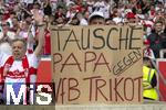 04.05.2024, Fussball 1. Bundesliga 2023/2024, 32.Spieltag, VfB Stuttgart - FC Bayern Mnchen, in der MHP-Arena in Stuttgart.  TAUSCHE PAPA GEGEN TRIKOT steht auf dem Plakat von einem jungen Fan.