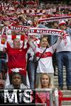 04.05.2024, Fussball 1. Bundesliga 2023/2024, 32.Spieltag, VfB Stuttgart - FC Bayern Mnchen, in der MHP-Arena in Stuttgart. Stuttgarter Fans singen die Hymne, und prsentieren ihre Fanschals.