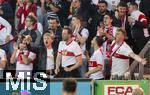 10.05.2024, Fussball 1. Bundesliga 2023/2024, 33.Spieltag, FC Augsburg - VfB Stuttgart, in der WWK-Arena Augsburg, Die Stuttgarter Fans fiebern mit


