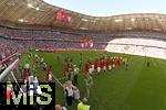 12.05.2024, Fussball 1. Bundesliga 2023/2024, 33.Spieltag, FC Bayern Mnchen - VfL Wolfsburg, in der Allianz-Arena Mnchen.   Einmarsch der Mannschaften


