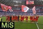12.05.2024, Fussball 1. Bundesliga 2023/2024, 33.Spieltag, FC Bayern Mnchen - VfL Wolfsburg, in der Allianz-Arena Mnchen.   Nach dem Spiel feiern die Bayernspieler trotzdem bei den Fans das letzte Heimspiel.


