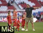 12.05.2024, Fussball 1. Bundesliga 2023/2024, 33.Spieltag, FC Bayern Mnchen - VfL Wolfsburg, in der Allianz-Arena Mnchen.  Nach dem Spiel Harry Kane (FC Bayern Mnchen) mit seinen Kindern auf dem Platz. 


