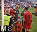 12.05.2024, Fussball 1. Bundesliga 2023/2024, 33.Spieltag, FC Bayern Mnchen - VfL Wolfsburg, in der Allianz-Arena Mnchen.   Nach dem Spiel kommen die Familien der Bayern-Spieler aufs Feld. Hier Harry Kane (FC Bayern Mnchen), Joshua Kimmich (FC Bayern Mnchen), 


