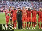 12.05.2024, Fussball 1. Bundesliga 2023/2024, 33.Spieltag, FC Bayern Mnchen - VfL Wolfsburg, in der Allianz-Arena Mnchen.   Nach dem Spiel feiern die Bayernspieler trotzdem bei den Fans das letzte Heimspiel. Harry Kane (FC Bayern Mnchen), Alphonso Davies (FC Bayern Mnchen), Serge Gnabry (FC Bayern Mnchen), Leon Goretzka (FC Bayern Mnchen), Dayot Upamecano (FC Bayern Mnchen), Mathys Tel (Bayern Mnchen), 


