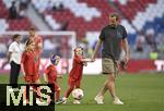 12.05.2024, Fussball 1. Bundesliga 2023/2024, 33.Spieltag, FC Bayern Mnchen - VfL Wolfsburg, in der Allianz-Arena Mnchen.  Nach dem Spiel Harry Kane (FC Bayern Mnchen) mit seinen Kindern auf dem Platz. 


