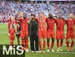 12.05.2024, Fussball 1. Bundesliga 2023/2024, 33.Spieltag, FC Bayern Mnchen - VfL Wolfsburg, in der Allianz-Arena Mnchen.   Nach dem Spiel feiern die Bayernspieler trotzdem bei den Fans das letzte Heimspiel. Harry Kane (FC Bayern Mnchen), Alphonso Davies (FC Bayern Mnchen), Serge Gnabry (FC Bayern Mnchen), Leon Goretzka (FC Bayern Mnchen), Dayot Upamecano (FC Bayern Mnchen), Mathys Tel (Bayern Mnchen), 


