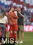 12.05.2024, Fussball 1. Bundesliga 2023/2024, 33.Spieltag, FC Bayern Mnchen - VfL Wolfsburg, in der Allianz-Arena Mnchen.  Nach dem Spiel Harry Kane (FC Bayern Mnchen) und Eric Dier (FC Bayern Mnchen) mit Kindern auf dem Platz. 


