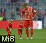 12.05.2024, Fussball 1. Bundesliga 2023/2024, 33.Spieltag, FC Bayern Mnchen - VfL Wolfsburg, in der Allianz-Arena Mnchen.   
Joshua Kimmich (FC Bayern Mnchen) mit seinen Kindern

