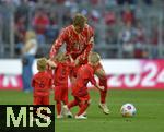 12.05.2024, Fussball 1. Bundesliga 2023/2024, 33.Spieltag, FC Bayern Mnchen - VfL Wolfsburg, in der Allianz-Arena Mnchen.   
Joshua Kimmich (FC Bayern Mnchen) mit seinen Kindern

