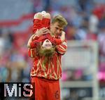 12.05.2024, Fussball 1. Bundesliga 2023/2024, 33.Spieltag, FC Bayern Mnchen - VfL Wolfsburg, in der Allianz-Arena Mnchen.   Joshua Kimmich (FC Bayern Mnchen) albert mit seiner Tochter


