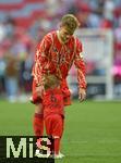 12.05.2024, Fussball 1. Bundesliga 2023/2024, 33.Spieltag, FC Bayern Mnchen - VfL Wolfsburg, in der Allianz-Arena Mnchen.   Joshua Kimmich (FC Bayern Mnchen) albert mit seiner Tochter


