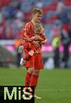 12.05.2024, Fussball 1. Bundesliga 2023/2024, 33.Spieltag, FC Bayern Mnchen - VfL Wolfsburg, in der Allianz-Arena Mnchen.   Joshua Kimmich (FC Bayern Mnchen) albert mit seiner Tochter


