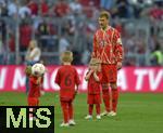 12.05.2024, Fussball 1. Bundesliga 2023/2024, 33.Spieltag, FC Bayern Mnchen - VfL Wolfsburg, in der Allianz-Arena Mnchen.   
Joshua Kimmich (FC Bayern Mnchen) mit seinen Kindern

