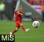 12.05.2024, Fussball 1. Bundesliga 2023/2024, 33.Spieltag, FC Bayern Mnchen - VfL Wolfsburg, in der Allianz-Arena Mnchen.  Joshua Kimmich (FC Bayern Mnchen) sein Sohn Schusshaltung, 


