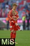 12.05.2024, Fussball 1. Bundesliga 2023/2024, 33.Spieltag, FC Bayern Mnchen - VfL Wolfsburg, in der Allianz-Arena Mnchen.   Joshua Kimmich (FC Bayern Mnchen) albert mit seiner Tochter


