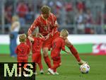 12.05.2024, Fussball 1. Bundesliga 2023/2024, 33.Spieltag, FC Bayern Mnchen - VfL Wolfsburg, in der Allianz-Arena Mnchen.   
Joshua Kimmich (FC Bayern Mnchen) mit seinen Kindern

