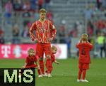 12.05.2024, Fussball 1. Bundesliga 2023/2024, 33.Spieltag, FC Bayern Mnchen - VfL Wolfsburg, in der Allianz-Arena Mnchen.   
Joshua Kimmich (FC Bayern Mnchen) mit seinen Kindern

