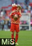 12.05.2024, Fussball 1. Bundesliga 2023/2024, 33.Spieltag, FC Bayern Mnchen - VfL Wolfsburg, in der Allianz-Arena Mnchen.   Joshua Kimmich (FC Bayern Mnchen) albert mit seiner Tochter


