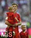 12.05.2024, Fussball 1. Bundesliga 2023/2024, 33.Spieltag, FC Bayern Mnchen - VfL Wolfsburg, in der Allianz-Arena Mnchen.   Joshua Kimmich (FC Bayern Mnchen) mit seinem Sohn auf dem Arm.


