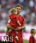 12.05.2024, Fussball 1. Bundesliga 2023/2024, 33.Spieltag, FC Bayern Mnchen - VfL Wolfsburg, in der Allianz-Arena Mnchen.   Joshua Kimmich (FC Bayern Mnchen) mit seinem Sohn auf dem Arm.


