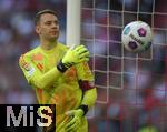 12.05.2024, Fussball 1. Bundesliga 2023/2024, 33.Spieltag, FC Bayern Mnchen - VfL Wolfsburg, in der Allianz-Arena Mnchen.   Torwart Manuel Neuer (FC Bayern Mnchen) mit Ball.


