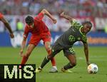 12.05.2024, Fussball 1. Bundesliga 2023/2024, 33.Spieltag, FC Bayern Mnchen - VfL Wolfsburg, in der Allianz-Arena Mnchen.   v.l. Aleksandar Pavlovic (Bayern Mnchen)  gegen Ridle Baku (Wolfsburg) 


