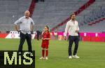 12.05.2024, Fussball 1. Bundesliga 2023/2024, 33.Spieltag, FC Bayern Mnchen - VfL Wolfsburg, in der Allianz-Arena Mnchen.  Nach dem Spiel ist Familienzeit fr die Bayernspieler, hier ist Harry Kanes Tochter mit Kanes Bruder Charlie Kane und Vater Pat Kane auf dem Platz zum Austoben.


