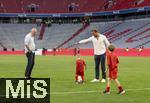 12.05.2024, Fussball 1. Bundesliga 2023/2024, 33.Spieltag, FC Bayern Mnchen - VfL Wolfsburg, in der Allianz-Arena Mnchen.  Nach dem Spiel ist Familienzeit fr die Bayernspieler, hier sind Harry Kanes Kinder mit Kanes Bruder Charlie Kane (re) und Vater Pat Kane auf dem Platz zum Austoben. 


