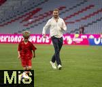 12.05.2024, Fussball 1. Bundesliga 2023/2024, 33.Spieltag, FC Bayern Mnchen - VfL Wolfsburg, in der Allianz-Arena Mnchen.  Nach dem Spiel ist Familienzeit fr die Bayernspieler, hier ist Harry Kanes Sohn mit Kanes Bruder Charlie auf dem Platz zum Austoben.


