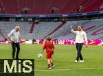 12.05.2024, Fussball 1. Bundesliga 2023/2024, 33.Spieltag, FC Bayern Mnchen - VfL Wolfsburg, in der Allianz-Arena Mnchen.  Nach dem Spiel ist Familienzeit fr die Bayernspieler, hier ist Harry Kanes Sohn mit Kanes Bruder Charlie Kane (re) und Vater Pat Kane auf dem Platz zum Austoben.


