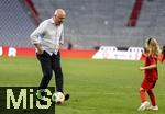 12.05.2024, Fussball 1. Bundesliga 2023/2024, 33.Spieltag, FC Bayern Mnchen - VfL Wolfsburg, in der Allianz-Arena Mnchen.  Nach dem Spiel ist Familienzeit fr die Bayernspieler, hier sind Harry Kanes Kinder mit Kanes Vater Pat Kane auf dem Platz zum Austoben. Papa Kane hat sichtlich Spass am Spiel.


