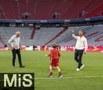 12.05.2024, Fussball 1. Bundesliga 2023/2024, 33.Spieltag, FC Bayern Mnchen - VfL Wolfsburg, in der Allianz-Arena Mnchen.  Nach dem Spiel ist Familienzeit fr die Bayernspieler, hier ist Harry Kanes Sohn mit Kanes Bruder Charlie Kane (re) und Vater Pat Kane auf dem Platz zum Austoben.


