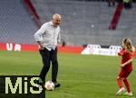 12.05.2024, Fussball 1. Bundesliga 2023/2024, 33.Spieltag, FC Bayern Mnchen - VfL Wolfsburg, in der Allianz-Arena Mnchen.  Nach dem Spiel ist Familienzeit fr die Bayernspieler, hier sind Harry Kanes Kinder mit Kanes Vater Pat Kane auf dem Platz zum Austoben. 


