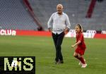 12.05.2024, Fussball 1. Bundesliga 2023/2024, 33.Spieltag, FC Bayern Mnchen - VfL Wolfsburg, in der Allianz-Arena Mnchen.  Nach dem Spiel ist Familienzeit fr die Bayernspieler, hier sind Harry Kanes Kinder mit Kanes Vater Pat Kane auf dem Platz zum Austoben. 


