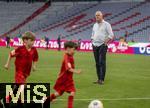 12.05.2024, Fussball 1. Bundesliga 2023/2024, 33.Spieltag, FC Bayern Mnchen - VfL Wolfsburg, in der Allianz-Arena Mnchen.  Nach dem Spiel ist Familienzeit fr die Bayernspieler, hier sind Harry Kanes Kinder mit Kanes Vater Pat Kane auf dem Platz zum Austoben. 


