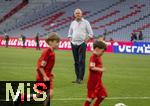 12.05.2024, Fussball 1. Bundesliga 2023/2024, 33.Spieltag, FC Bayern Mnchen - VfL Wolfsburg, in der Allianz-Arena Mnchen.  Nach dem Spiel ist Familienzeit fr die Bayernspieler, hier sind Harry Kanes Kinder mit Kanes Vater Pat Kane auf dem Platz zum Austoben. 


