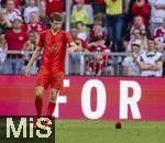 12.05.2024, Fussball 1. Bundesliga 2023/2024, 33.Spieltag, FC Bayern Mnchen - VfL Wolfsburg, in der Allianz-Arena Mnchen. Thomas Mller (FC Bayern Mnchen) hebt die Kapitnsbinde vom Boden auf

